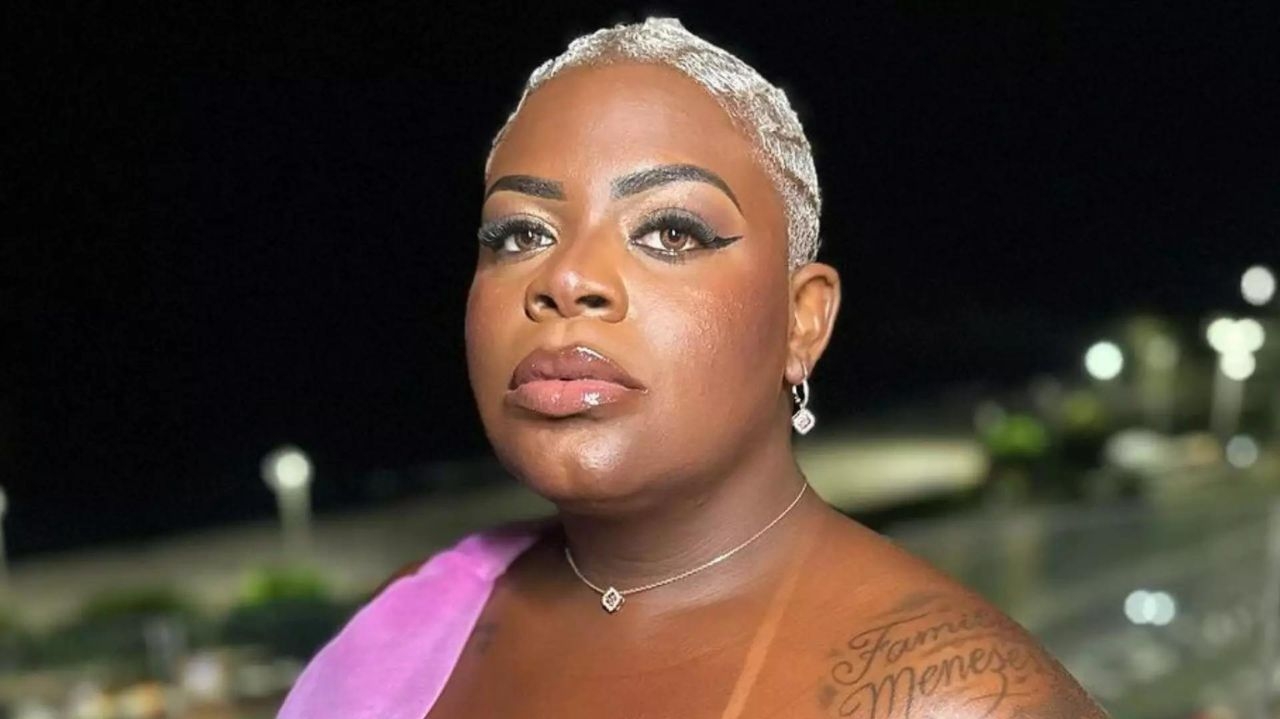 Jojo Todynho causa nas redes sociais ao posar com fuzil na mão