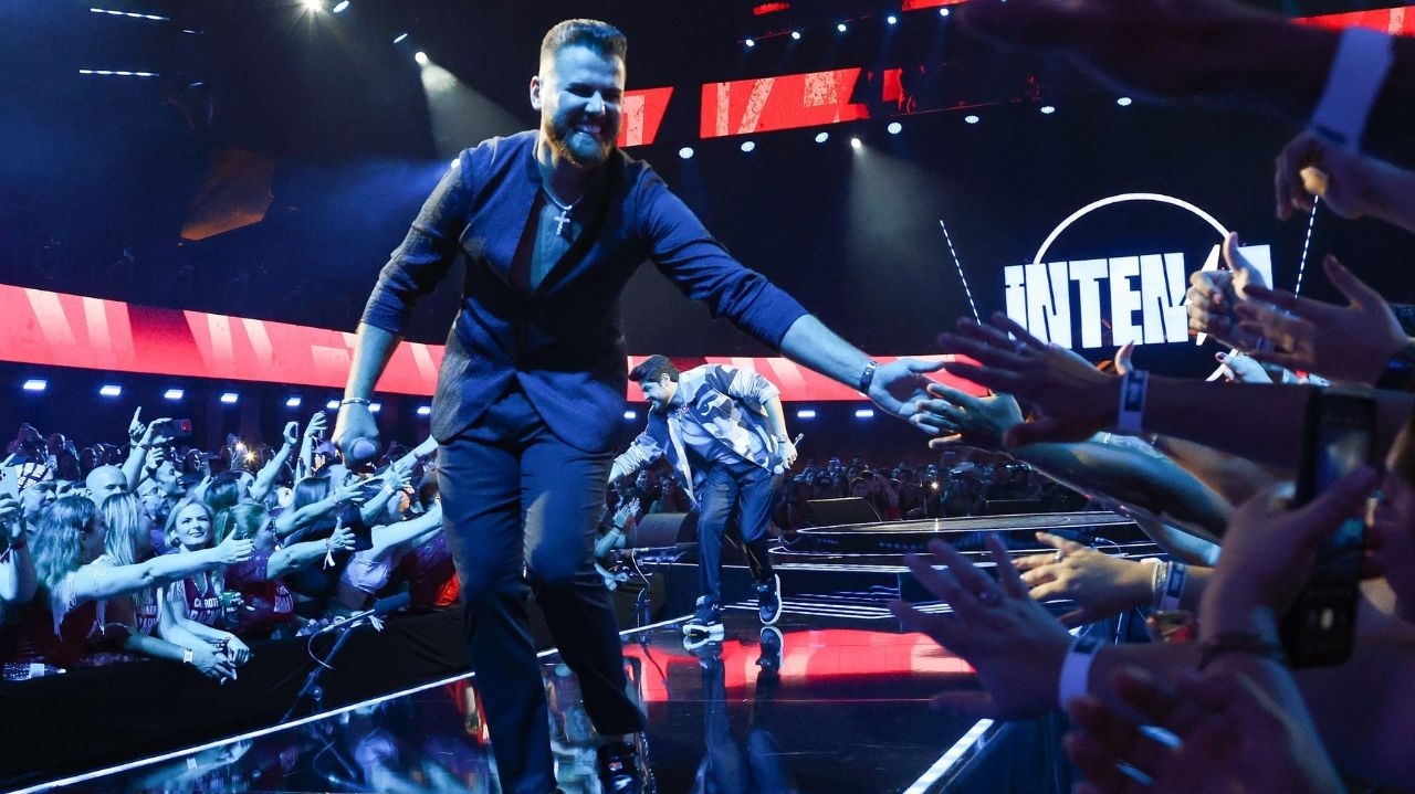 Zé Neto cai de palco e assusta fãs, durante gravação de DVD em Valinhos