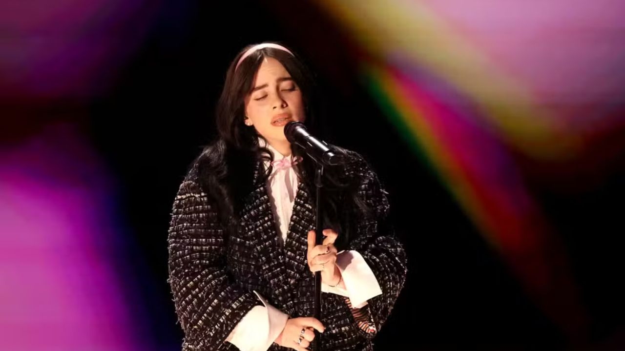 Billie Eilish é aplaudida de pé no Oscar 2024