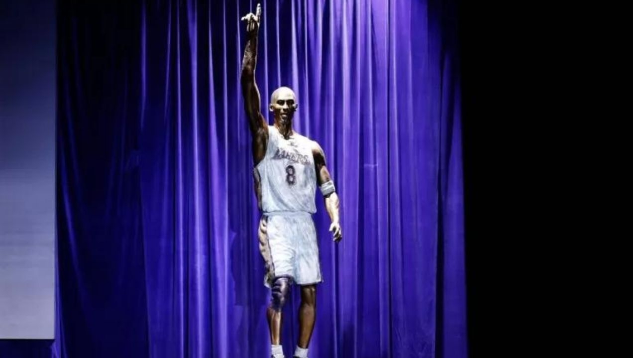 Lakers erram nomes de jogadores ao homenagear Kobe Bryant em estátua