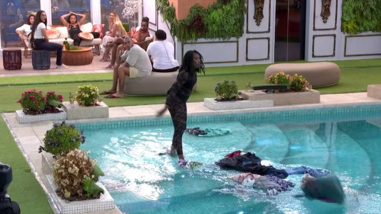 BBB 24: Leidy Elin joga roupa de Davi na piscina em meio à discussão acalorada