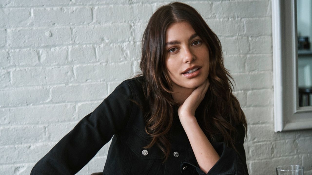 Camila Morrone estrela nova campanha da Calvin Klein Jeans