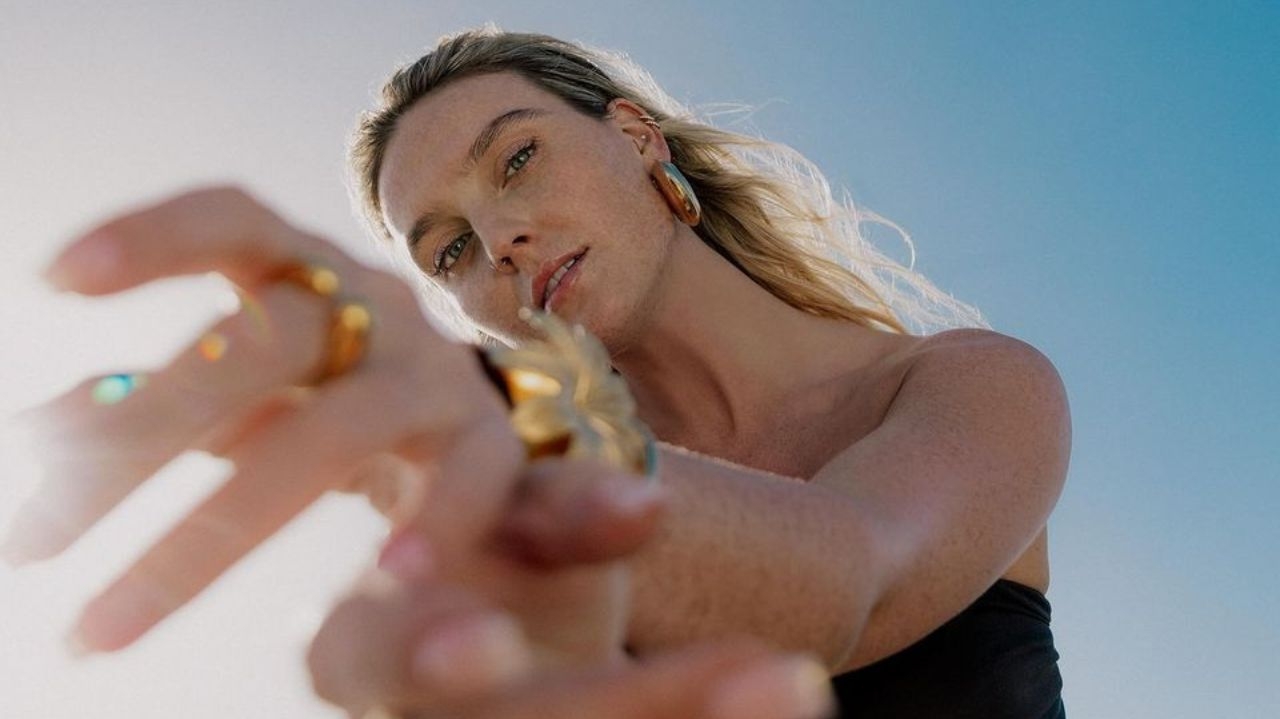 Perrie Edwards, ex integrante do Little Mix, anuncia primeiro single da carreira solo