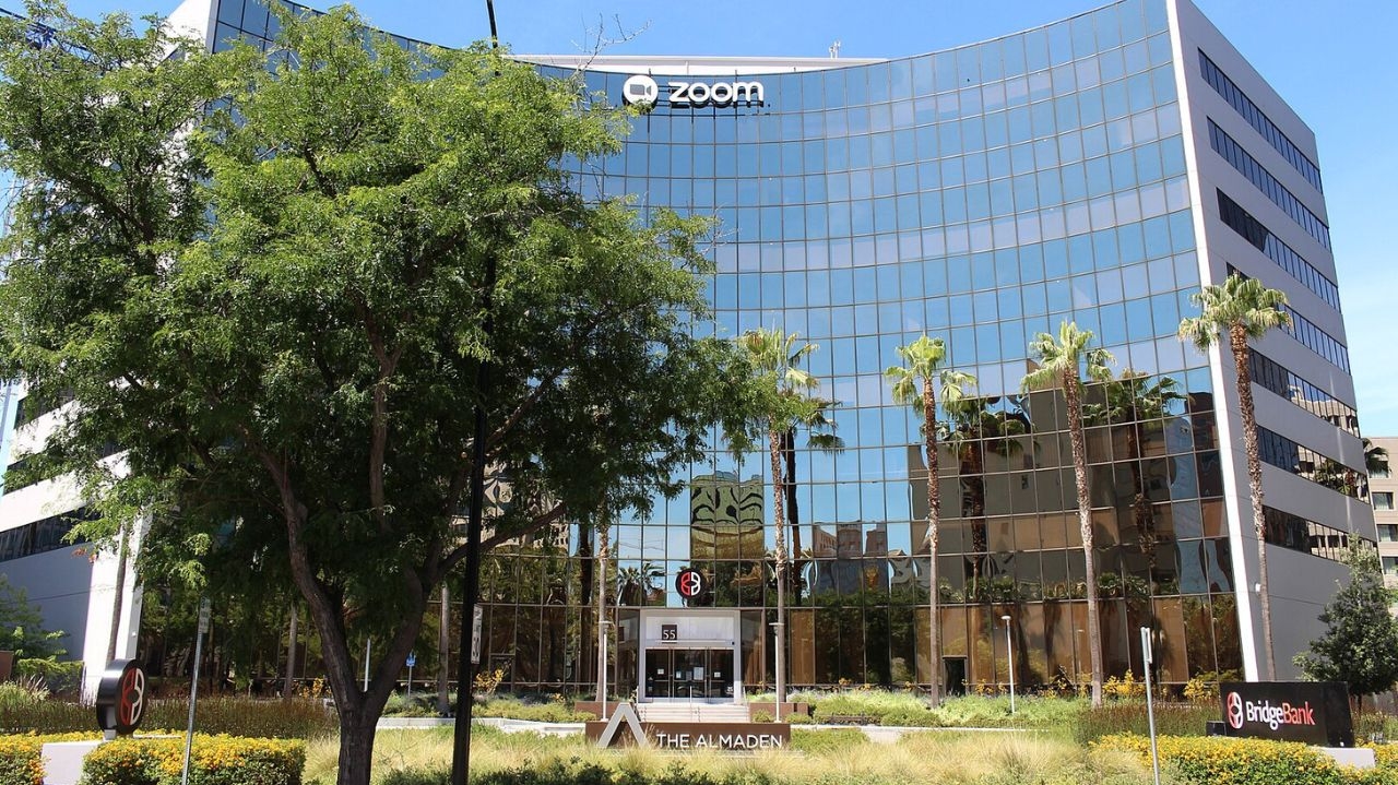 Facebook e Zoom são multados por vazamento de dados dos usuários