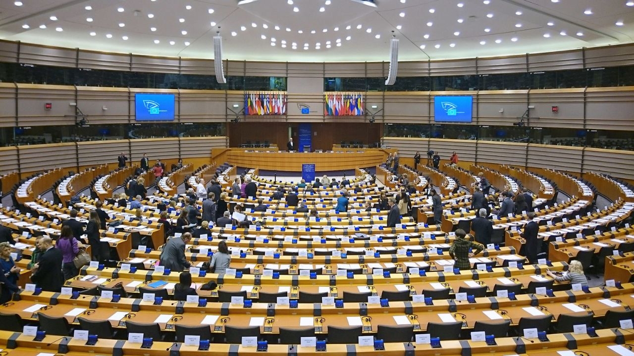 Parlamento europeu pressiona big techs sobre plano de ação contra uso de IA