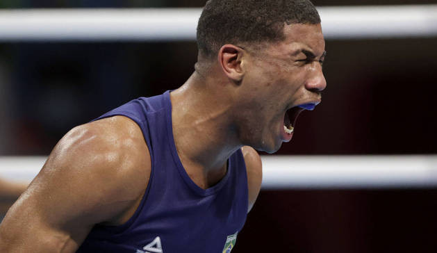 Cruzado de ouro: Hebert sofre, mas acerta belo soco no último round e vence por nocaute