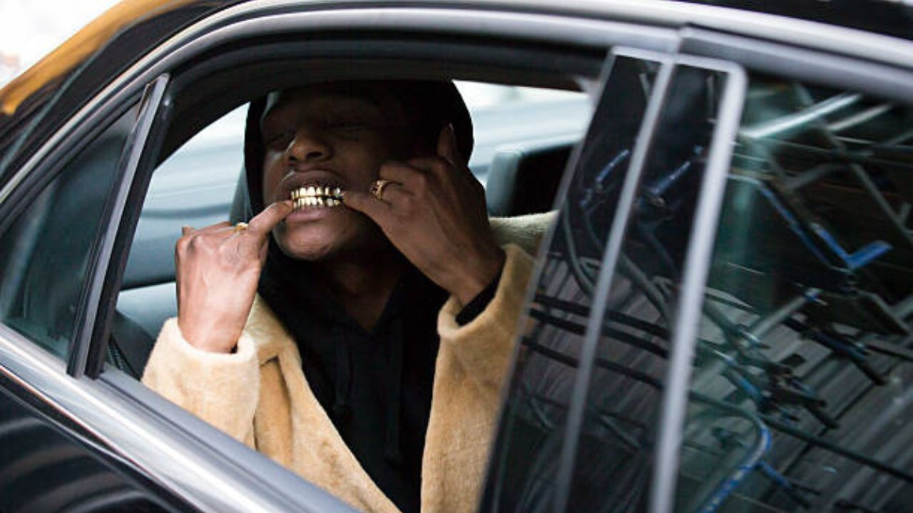 Joias nos dentes é tendência entre as celebridades