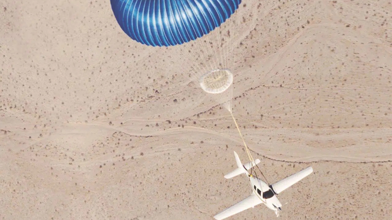 Avião de luxo aciona paraquedas em treinamento e pousa com segurança