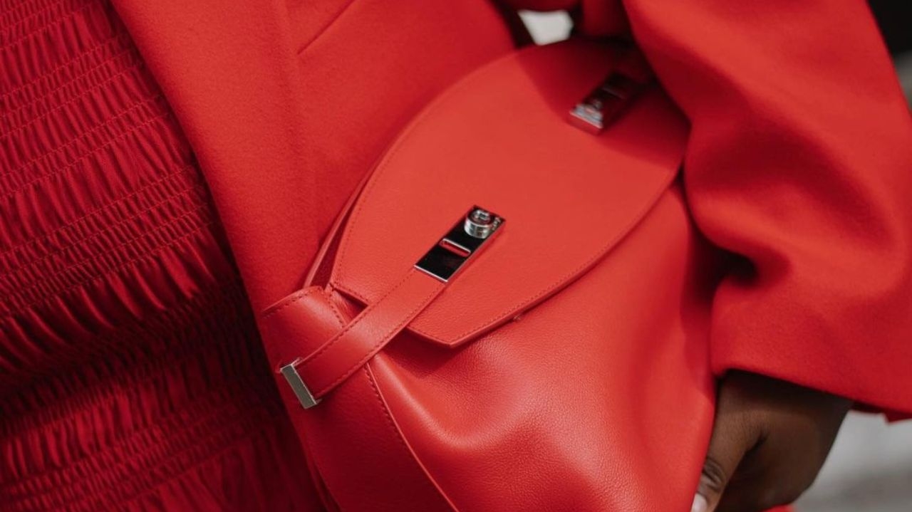 Da cabeça aos pés, o vermelho chegou para ficar