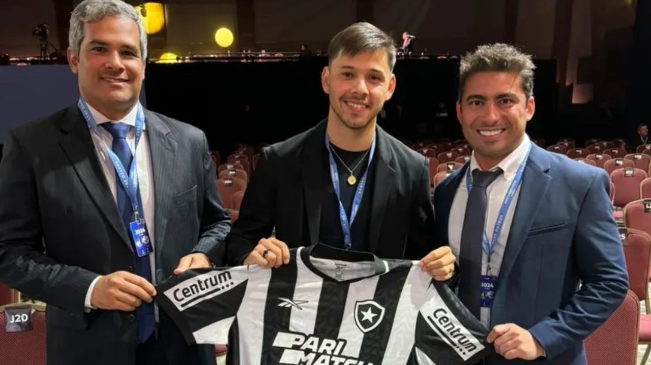 Óscar Romero, reforço do Botafogo, desembarca no Brasil para vestir a camisa 7