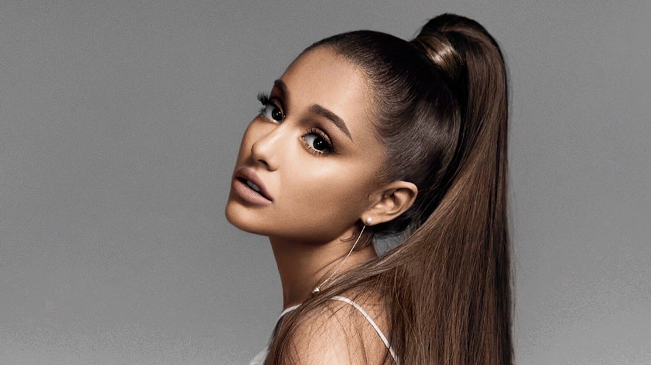 Ariana Grande quebra marca e é a artista feminina com mais estreias no topo da Billboard Hot 100