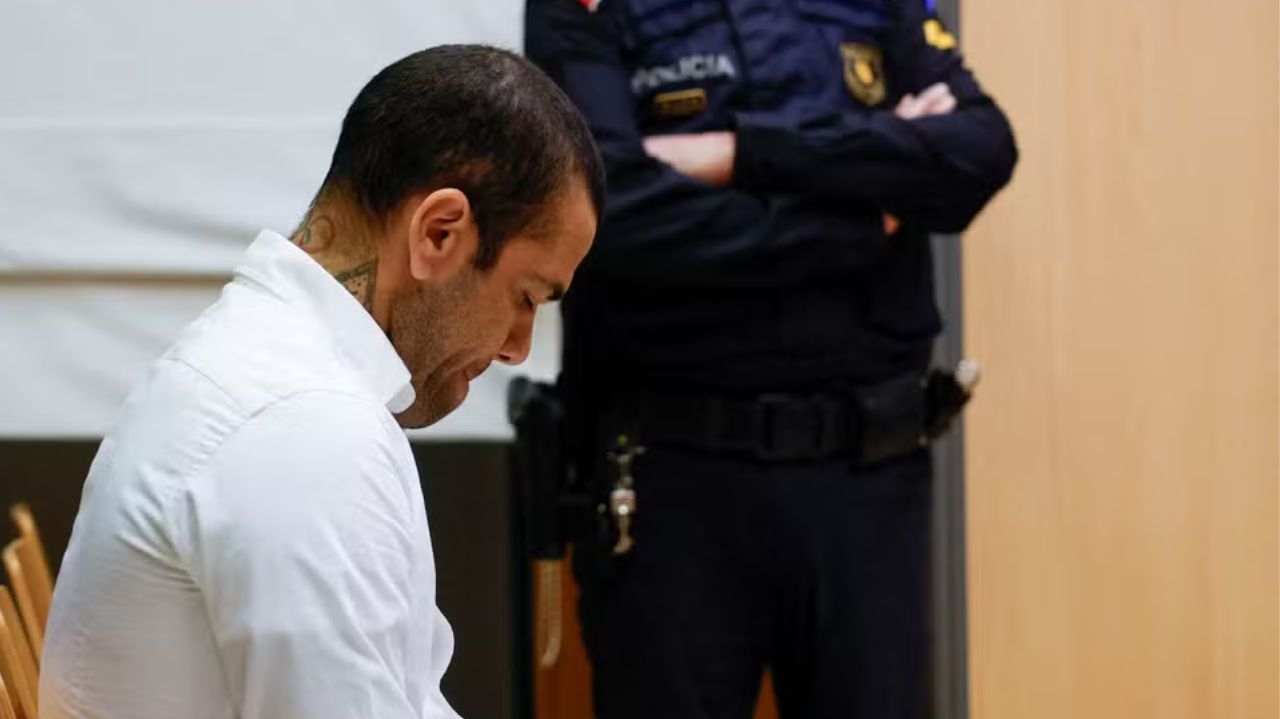 Mãe de Daniel Alves comemora a liberdade provisória do filho