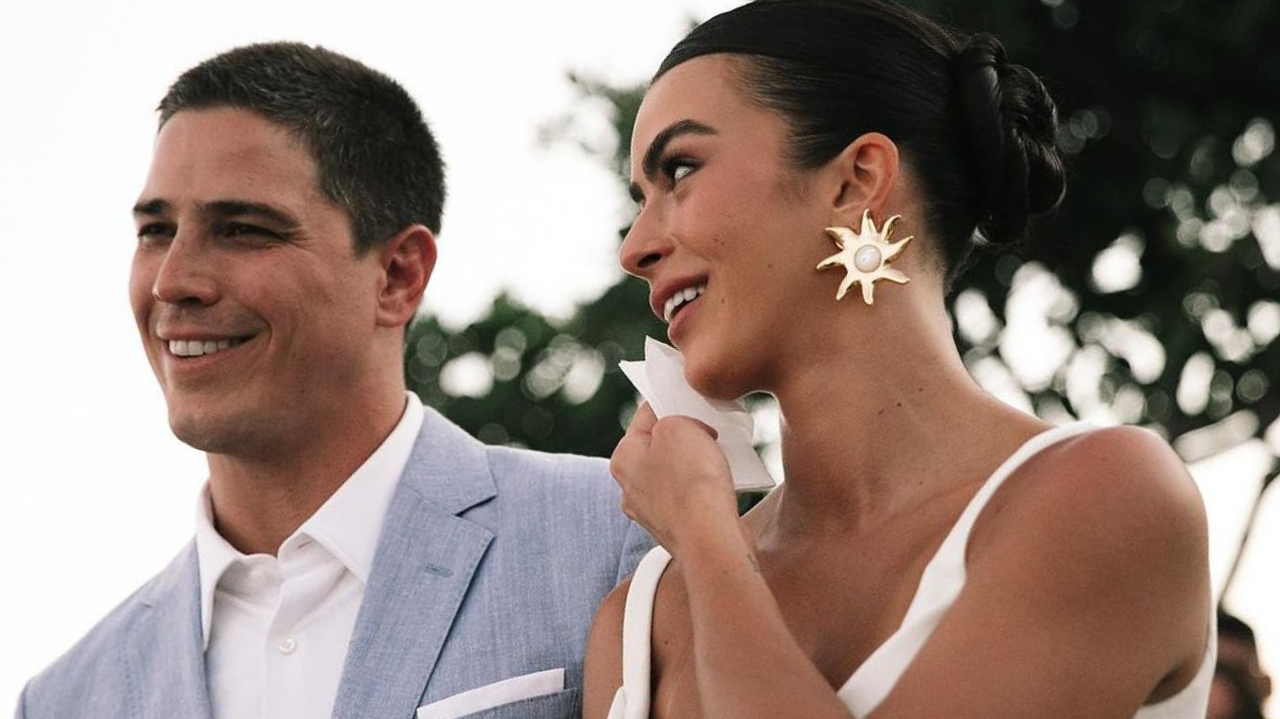 Rômulo Arantes Neto ironiza críticas por deixar Mari Saad sozinha na lua de mel