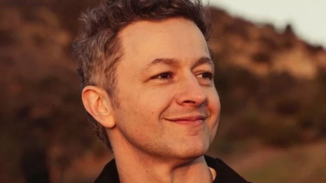 Conheça a identidade da loira que curtia praia com o músico Lucas Lima