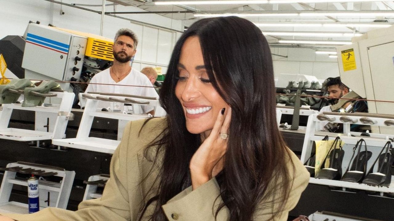 Em visita à fábrica, Silvia Braz mostra spoiler da linha de sapatos que será lançada no Dia das Mães