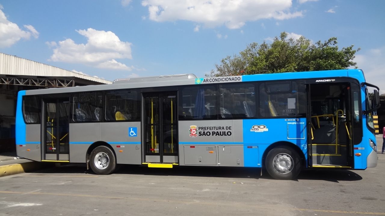 Passageiro revoltado desencadeia vandalismo por atrasos em terminal de ônibus de SP