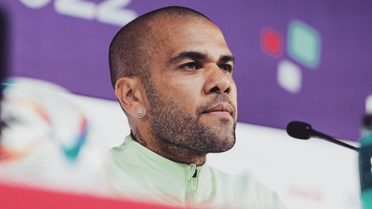 Sem pagar a fiança, Daniel Alves continuará preso até segunda-feira