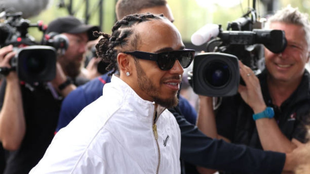 Hamilton abandona GP da Austrália após problemas no veículo 
