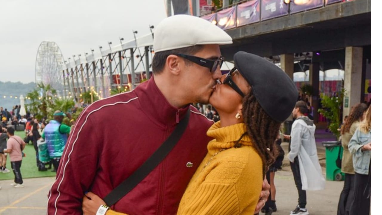 Casais de famosos se beijam no Lollapalooza 2024