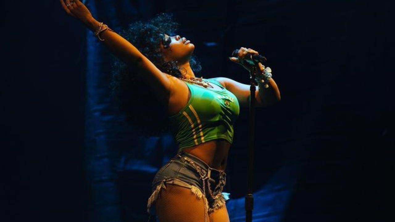 SZA entrega performance envolvente na última noite do Lollapalooza