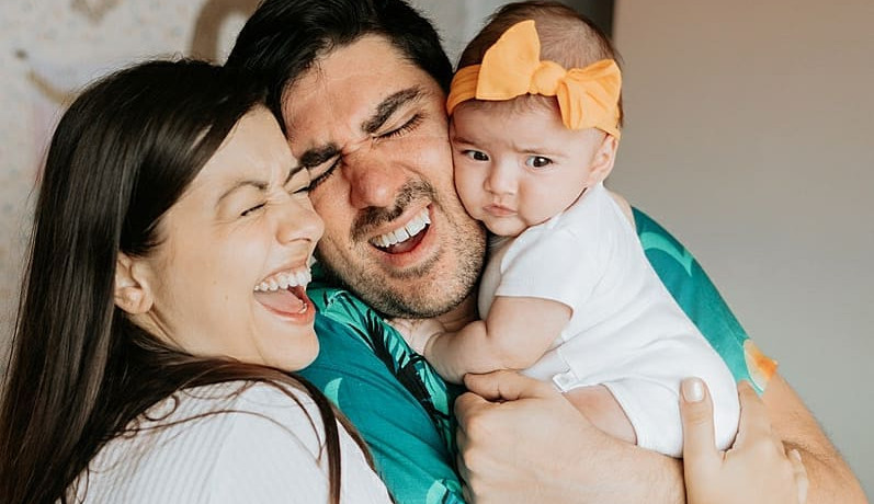 Marcelo Adnet comemora seu primeiro dia dos pais e conta quais são seus desafios