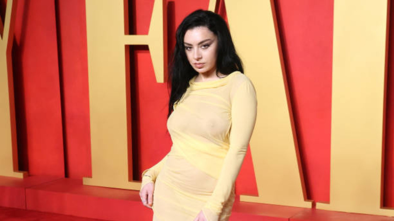 Charli XCX confirma vinda ao Brasil para show exclusivo