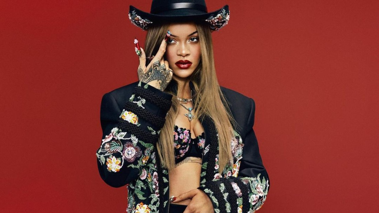 Rihanna é capa da Vogue China de abril e surpreende fãs