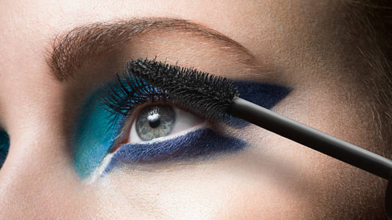 Sombra azul volta a ser tendência: confira diferentes formas de usar