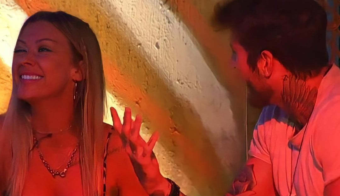 Durante a festa no ‘Ilha Record’, Antonela foge das investidas de Claudinho e Nadja revela: ‘Ele dá em cima de todas aqui’