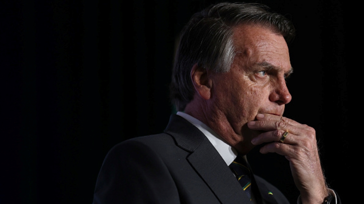 Bolsonaro questiona legalidade de dormir em embaixada após estadia na Hungria