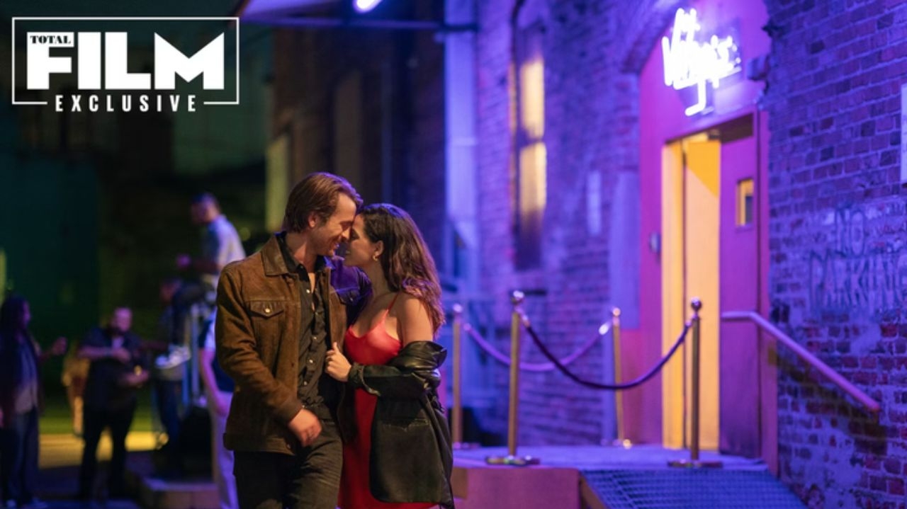 Glen Powell e Adria Arjona protagonizam romance no filme “Hit Man”