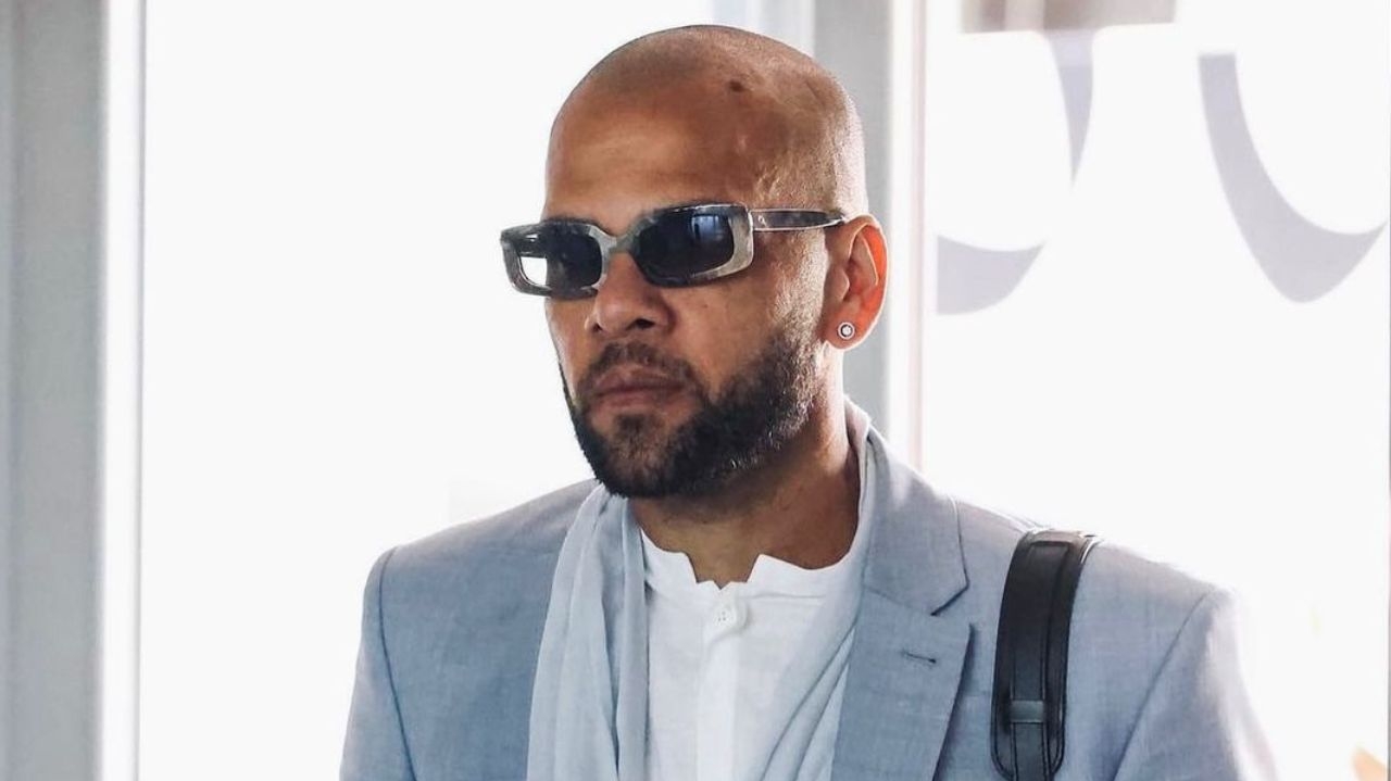 Daniel Alves se apresenta em tribunal pela primeira vez e é xingado