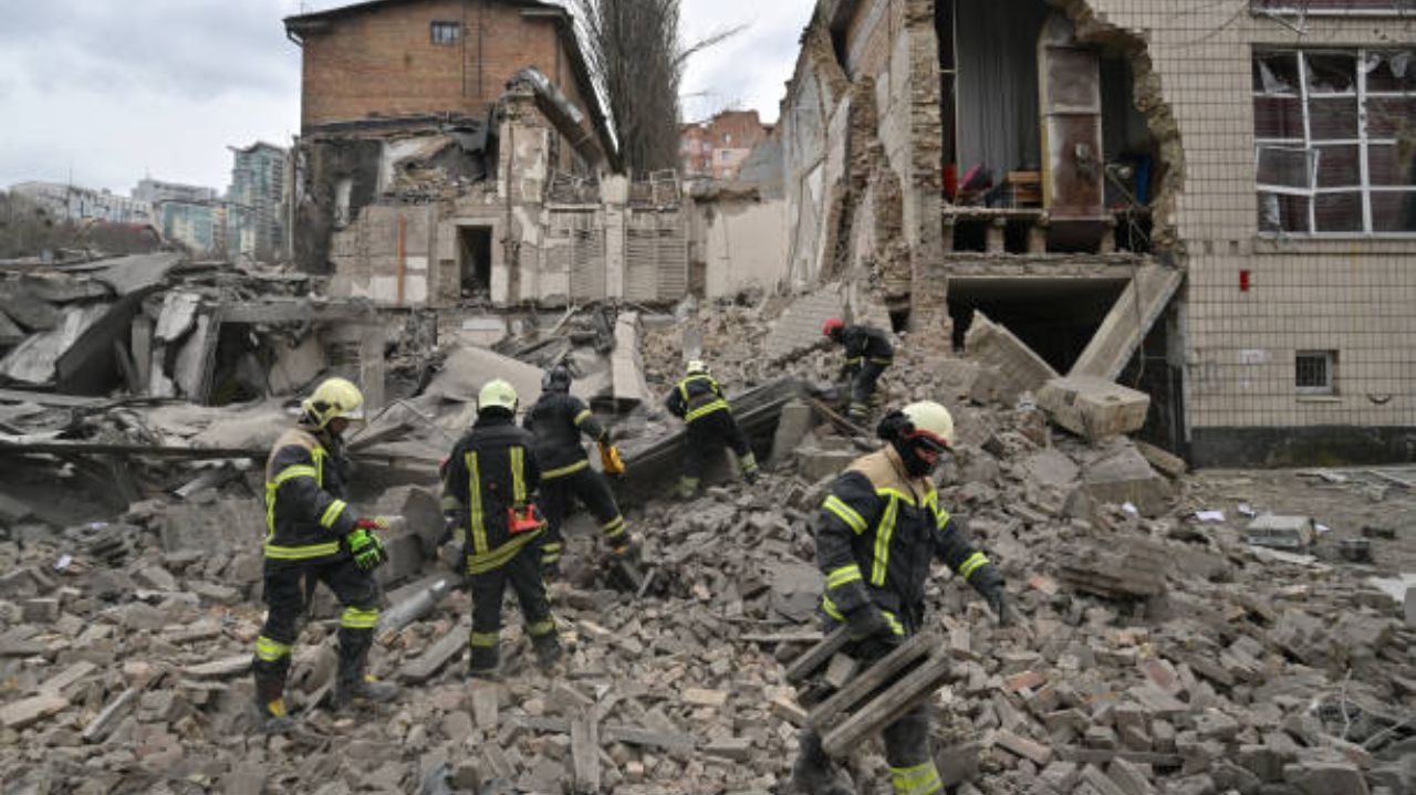 Capital da Ucrânia intensifica segurança após ser atingida por mísseis balísticos