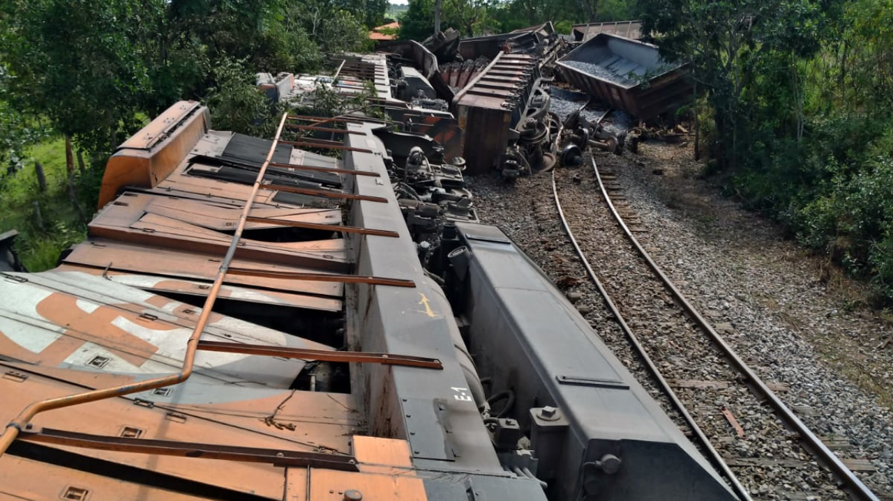 Locomotiva cai em buraco aberto sob os trilhos e deixa operadores feridos
