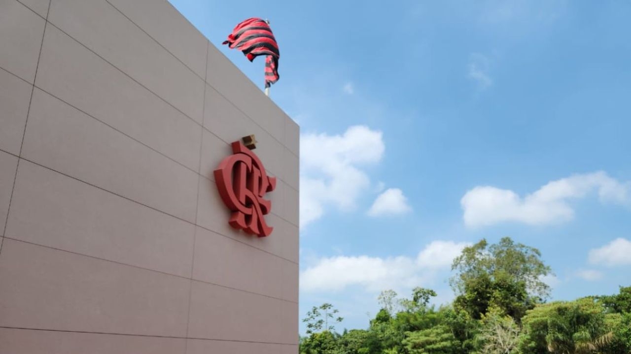 Flamengo revela que receberá R$ 100 milhões em 2024 apenas por vendas feitas em outras temporadas