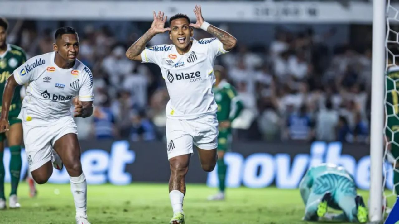 Santos supera Palmeiras e larga na frente na final do Paulistão