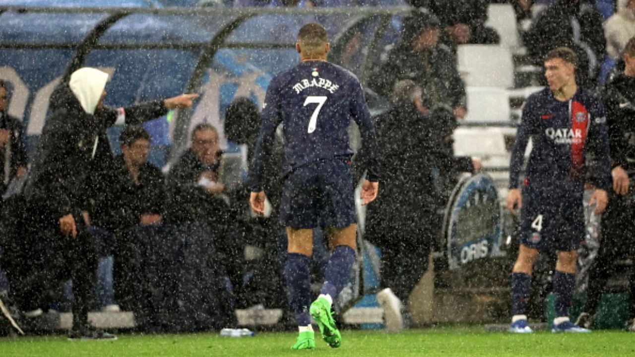 Mbappé se irrita ao ser substituído no segundo tempo contra o Olympique
