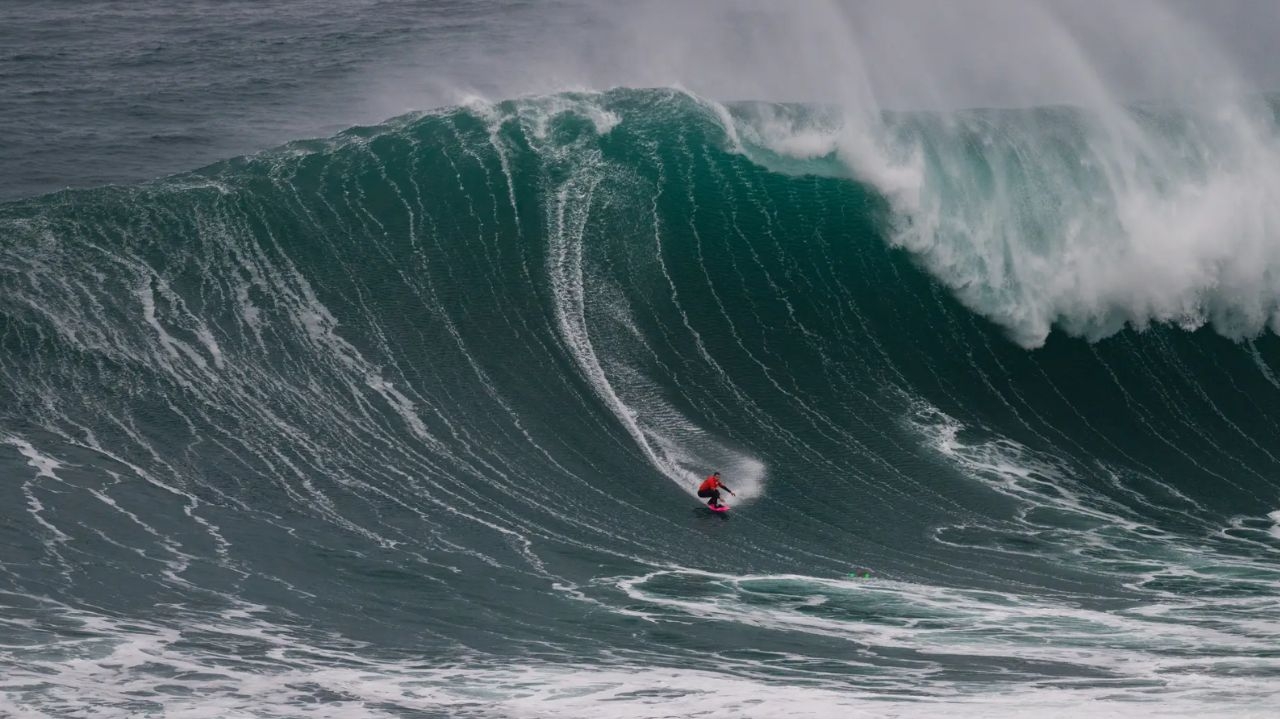 Brasileiro e alemão disputam quem surfou a maior onda em Nazaré, Portugal