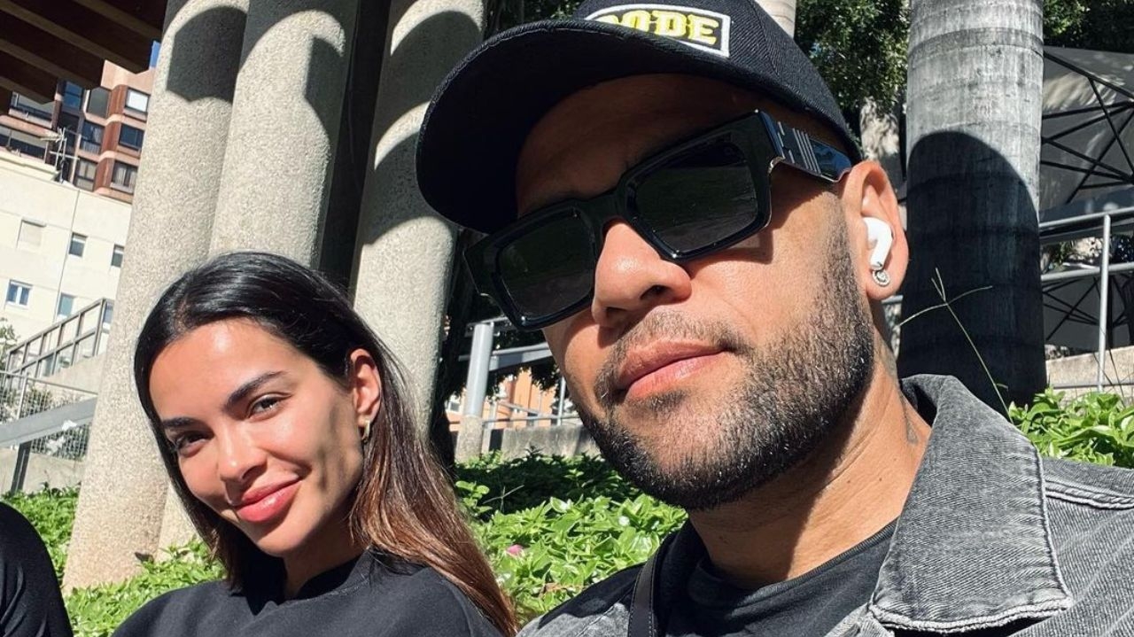 Daniel Alves teria pedido foto de mãos dadas para esposa como gesto de apoio público