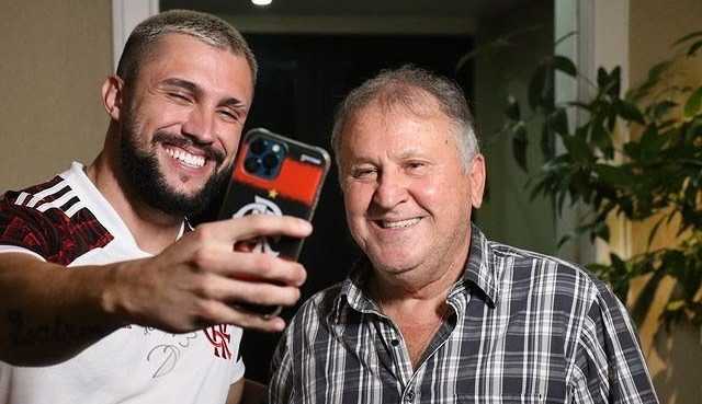 Arthur Picoli, ex-BBB, realiza sonho de infância ao conhecer Zico
