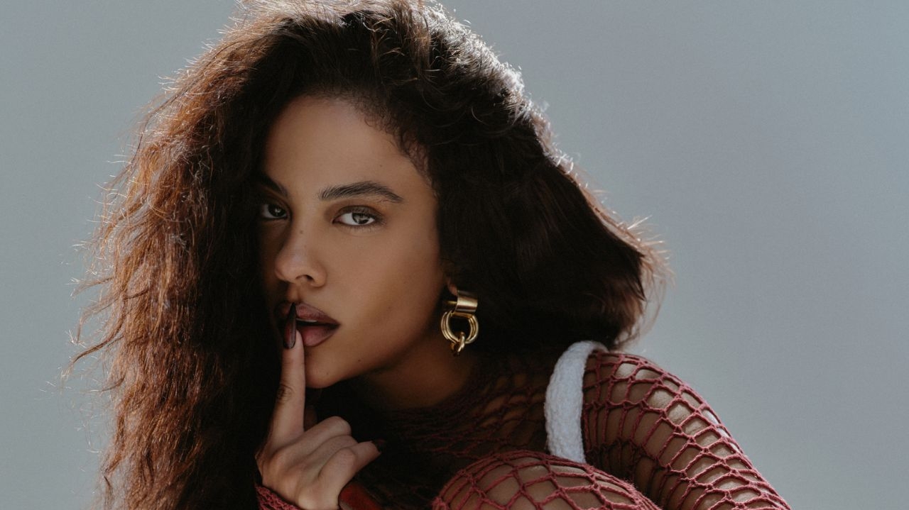 Bella Campos estrela sua primeira capa de revista