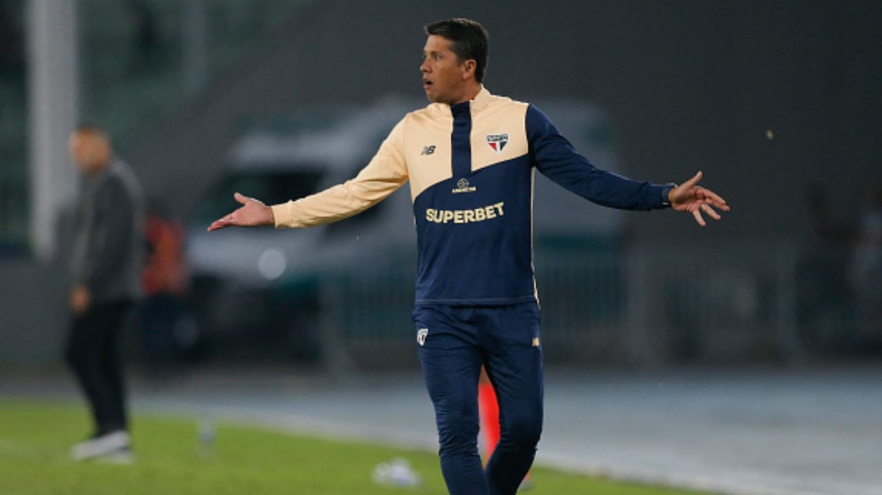 São Paulo fica com um a menos no primeiro tempo, e técnico explica o motivo