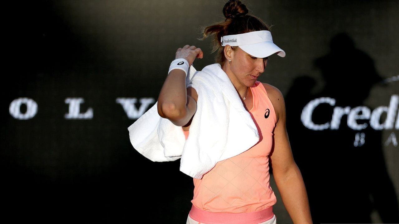 Bia Haddad se despede de Charleston após derrota para Veronika Kudermetova
