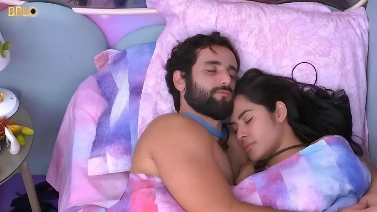 BBB 24: Isabelle e Matteus movimentam o edredom no quarto fadas e internautas especulam beijo