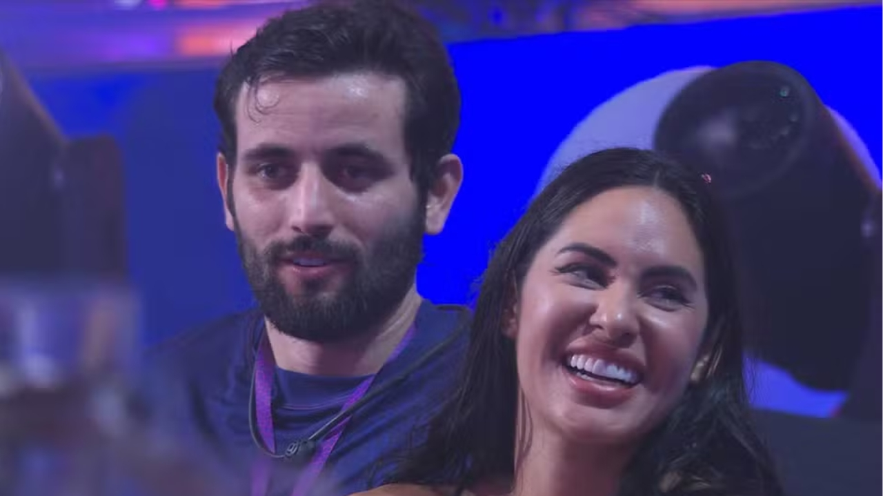 BBB24: Isabelle beija rosto de Matteus durante festa e brother declara interesse caso estivesse solteiro