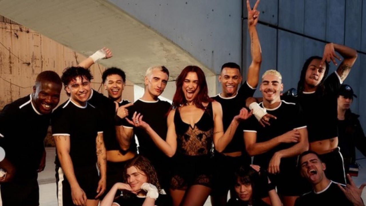 Dua Lipa supreende fãs com fotos dos bastidores de possível videoclipe