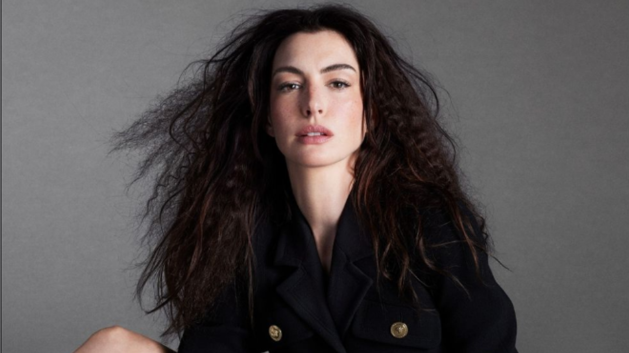 Anne Hathaway usa truque para dar volume ao cabelo em ensaio para a Versace