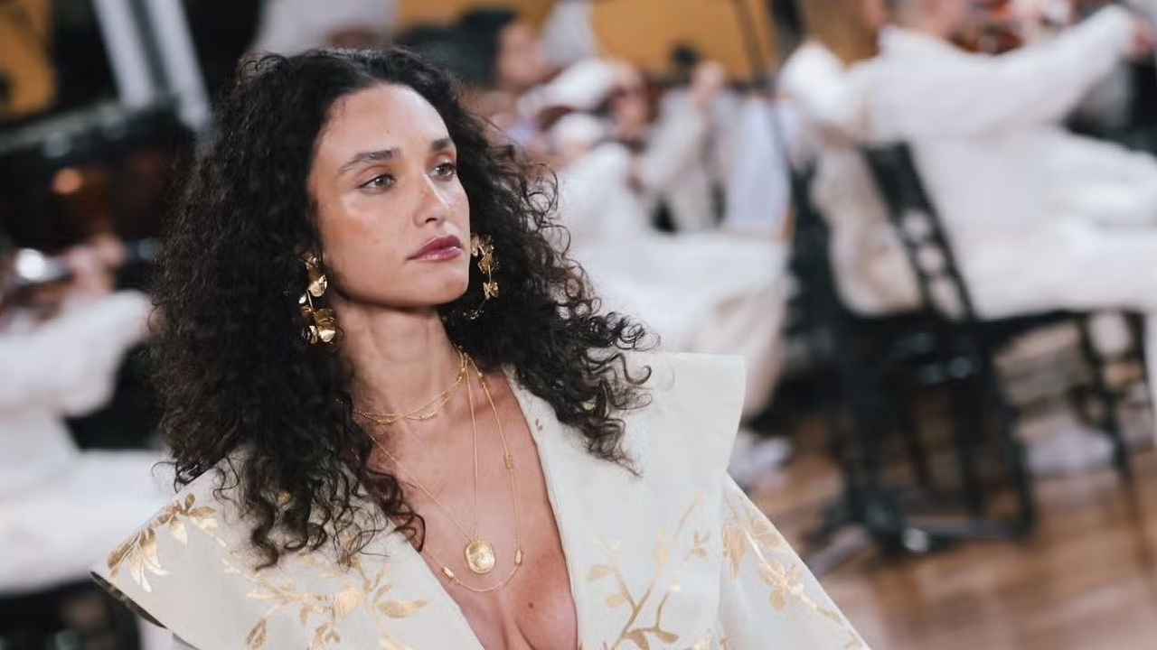 Débora Nascimento ganha destaque na abertura da SPFW