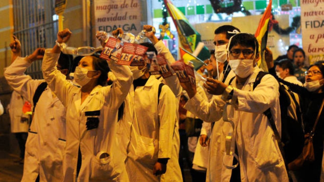 Médicos iniciam uma marcha e entram em greve na Bolívia