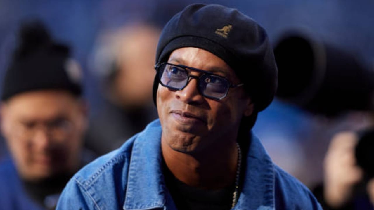Ronaldinho é ovacionado pelos torcedores durante PSG X Barcelona
